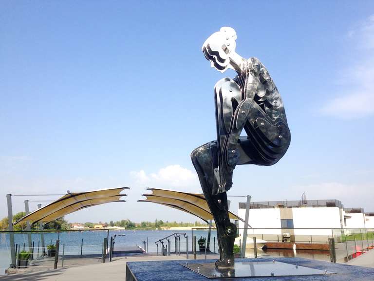 «Дівчина, яка приміряє хмари» — нержавіюча сталь (h-250см) 2013
