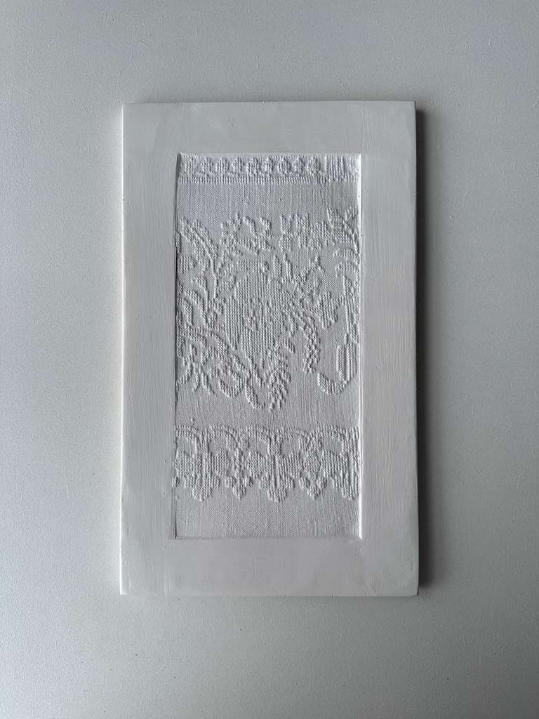 Amulet 32 - зміцнений гіпс на дереві, 38х23х1,5см, 2024